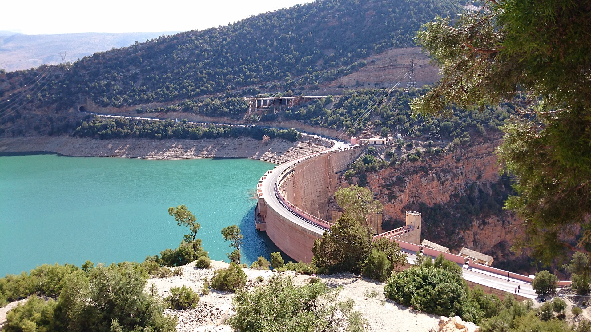 Barrage de Bin El Ouidane surplombant les eaux turquoise du lac