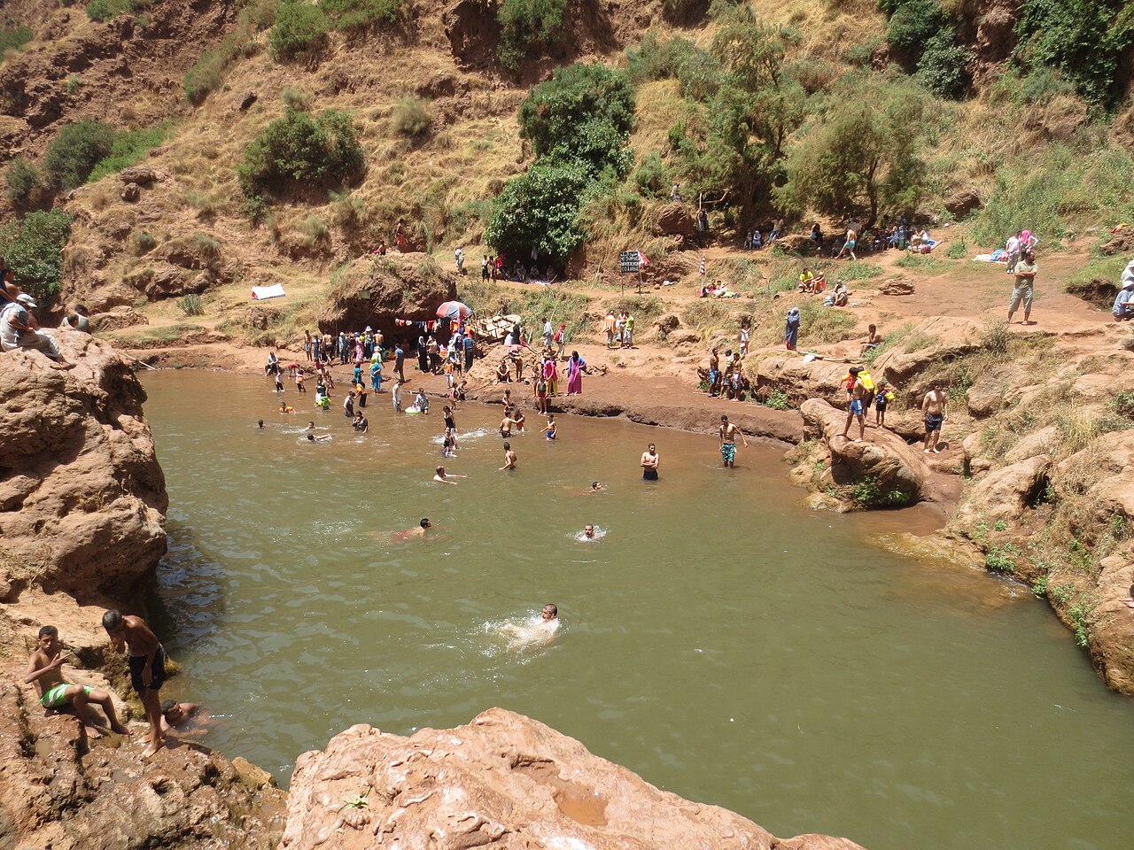 Poza natural en las cascadas de Ouzoud donde el baño es posible según las condiciones