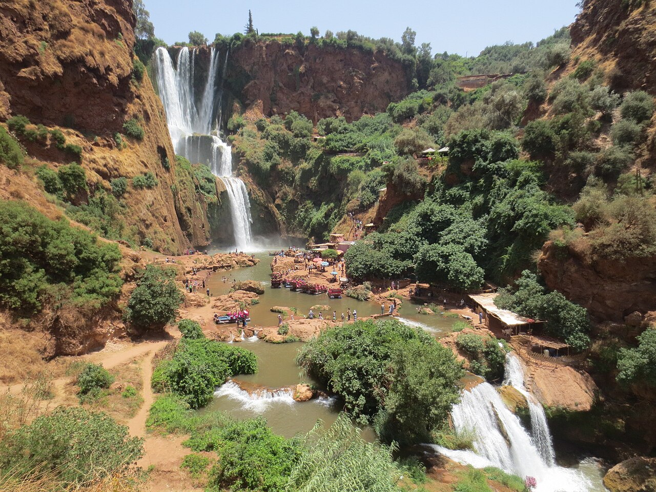 La Grande Cascade d'Ouzoud vue de face avec ses trois paliers rocheux et la végétation environnante