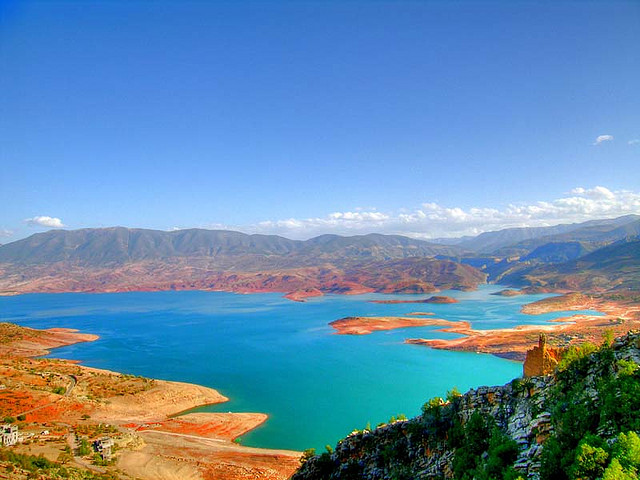 Vue panoramique sur le lac de Bin El Ouidane depuis les hauteurs environnantes