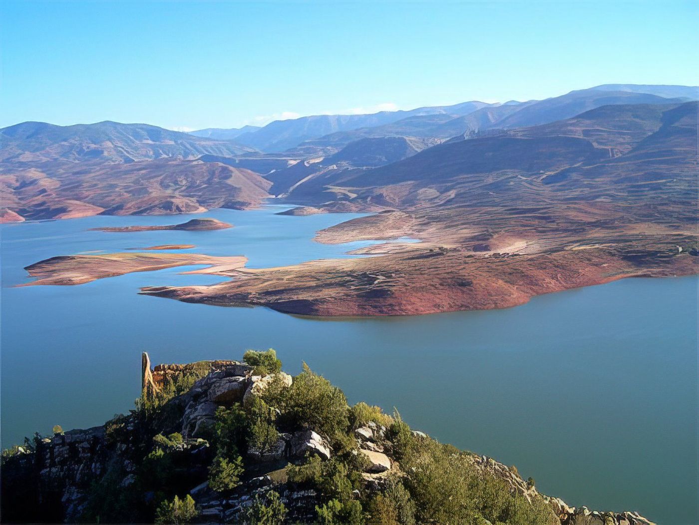 Point de vue surplombant le lac de Bin El Ouidane et les montagnes du Haut Atlas