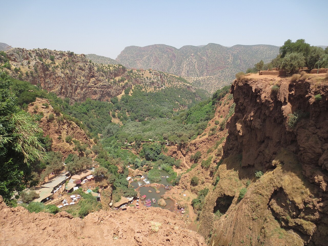 Vasque d'eau turquoise au pied des chutes d'Ouzoud après le trajet depuis Marrakech